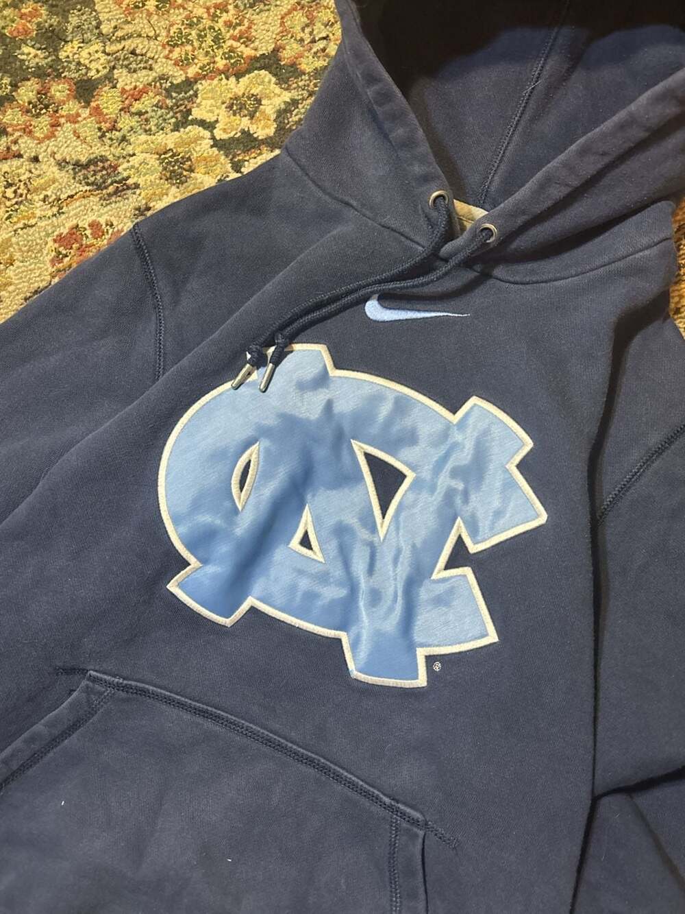 Nike North Carolina Tar Heels UNC Logo Center Swoosh Pullover Hoodie - Picture 2 of 3